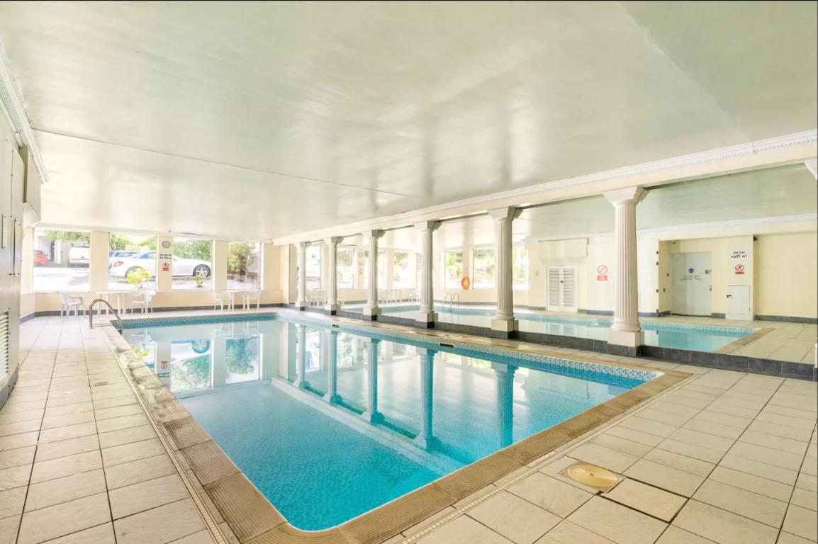 Central Bright 3 Bed Flat With Pool & Parking EDI Exterior photo